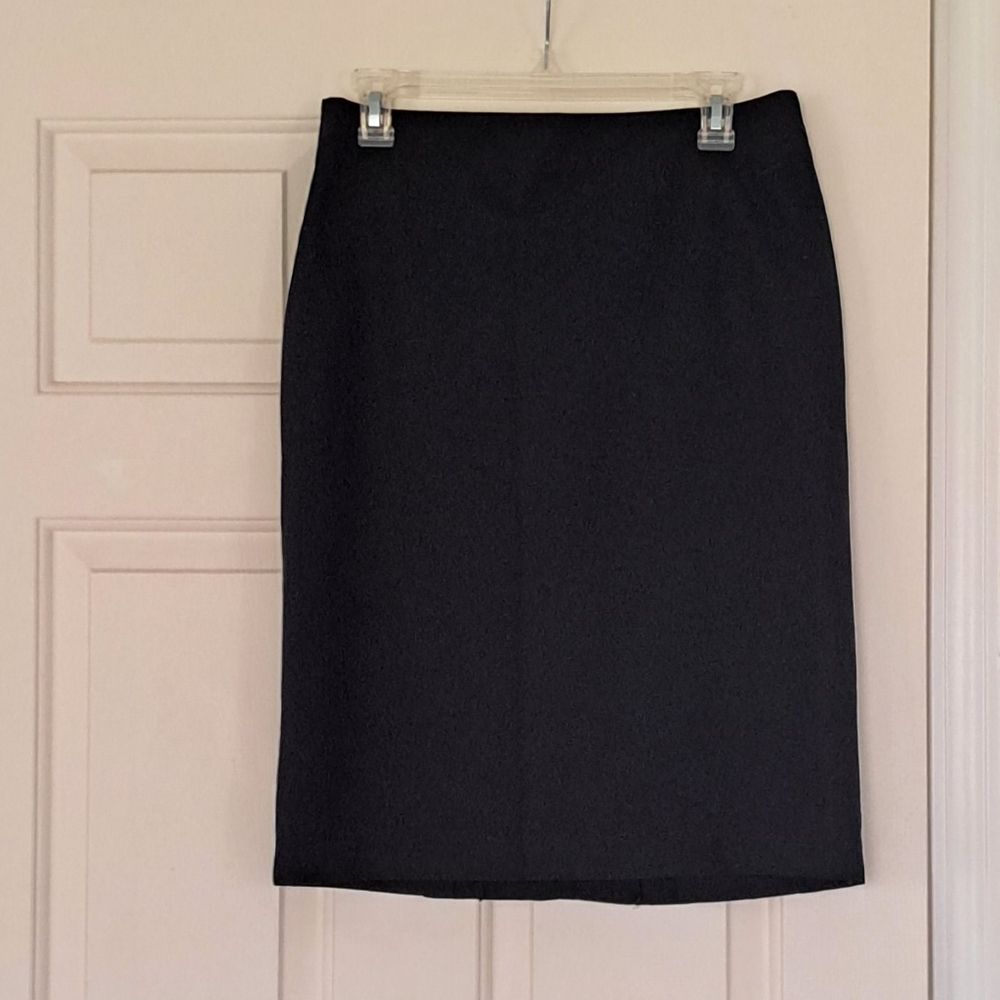 Doc & Amelia black midi lined business skirt. Size 6R.